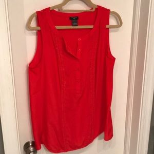 Classy sleeveless work top!